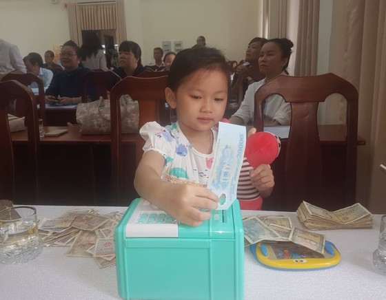Hơn 7,7 tỷ đồng ủng hộ đồng bào miền Trung khắc phục thiệt hại do bão lũ ảnh 1