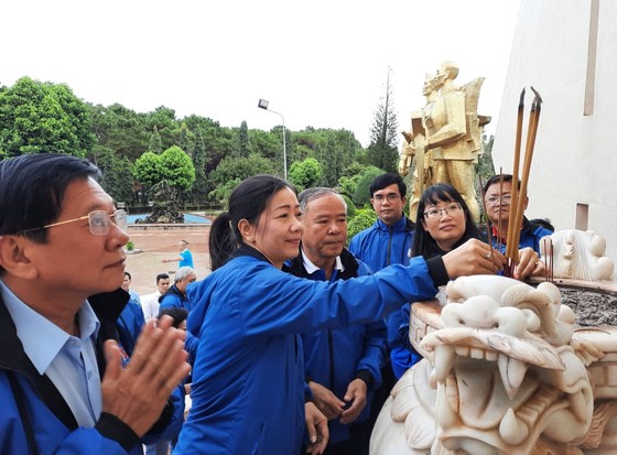 Đoàn cán bộ dân vận tiêu biểu TPHCM dâng hương tại Nghĩa trang liệt sĩ Đắk Lắk ảnh 2