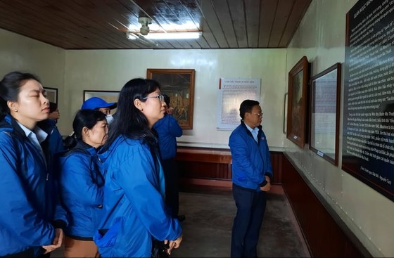 Đoàn cán bộ dân vận tiêu biểu TPHCM dâng hương tại Nghĩa trang liệt sĩ Đắk Lắk ảnh 4