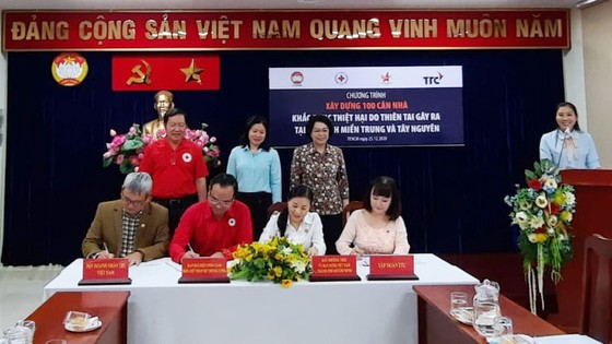 Xây dựng 100 căn 'Nhà đoàn kết yêu thương' tặng đồng bào miền Trung, Tây Nguyên ảnh 1