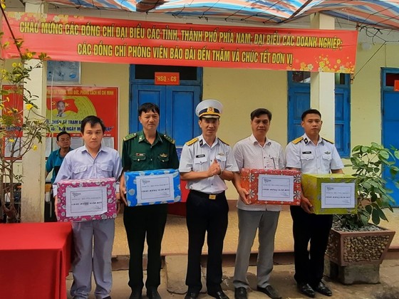 Đoàn đại biểu các tỉnh thành Nam bộ đi thăm, chúc tết cán bộ, chiến sĩ tại Vùng biển Tây Nam ảnh 1