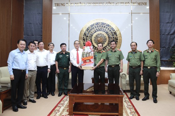 Đoàn lãnh đạo TPHCM thăm, chúc tết Công an TPHCM và Quân khu 7 ảnh 1