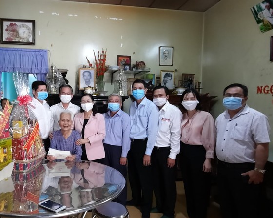 Đoàn lãnh đạo TPHCM thăm, chúc tết gia đình chính sách, hộ nghèo ảnh 2