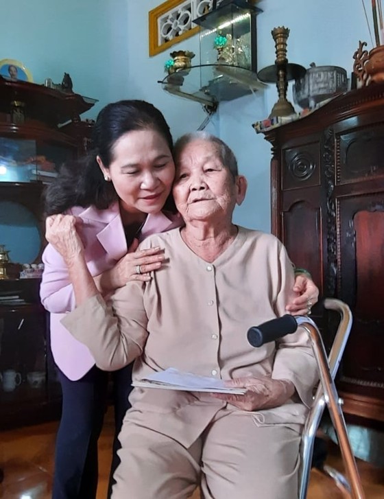Đoàn lãnh đạo TPHCM thăm, chúc tết gia đình chính sách, hộ nghèo ảnh 1