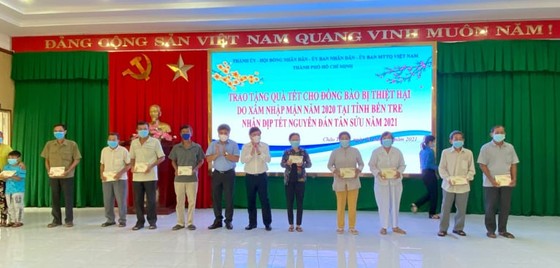 TPHCM hỗ trợ tỉnh Bến Tre 1 tỷ đồng chăm lo người dân vùng hạn hán, xâm nhập mặn ảnh 1