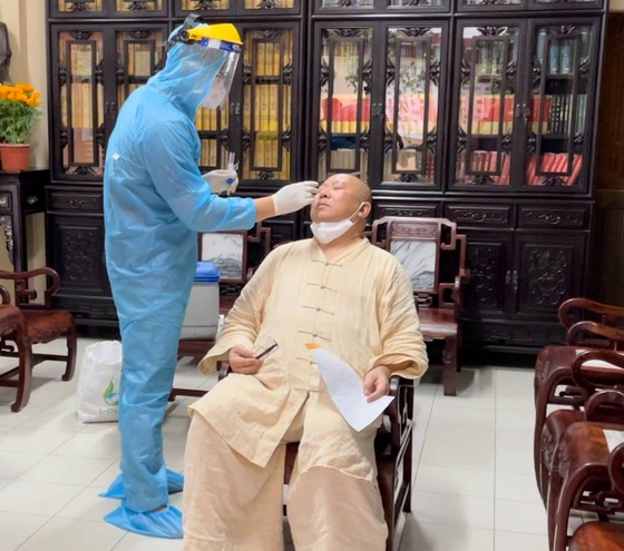 Lấy mẫu xét nghiệm những người có liên quan tại chùa Viên Giác, quận Tân Bình ảnh 1