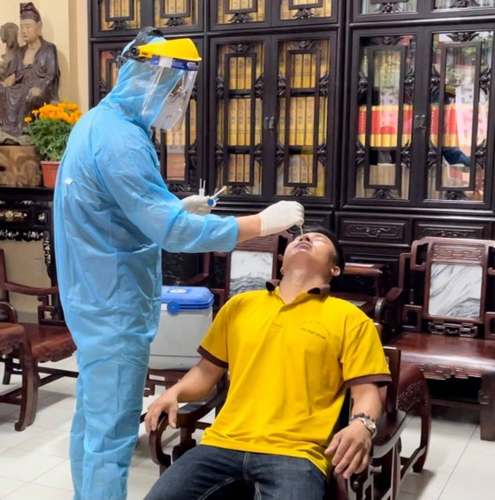 Lấy mẫu xét nghiệm những người có liên quan tại chùa Viên Giác, quận Tân Bình ảnh 2