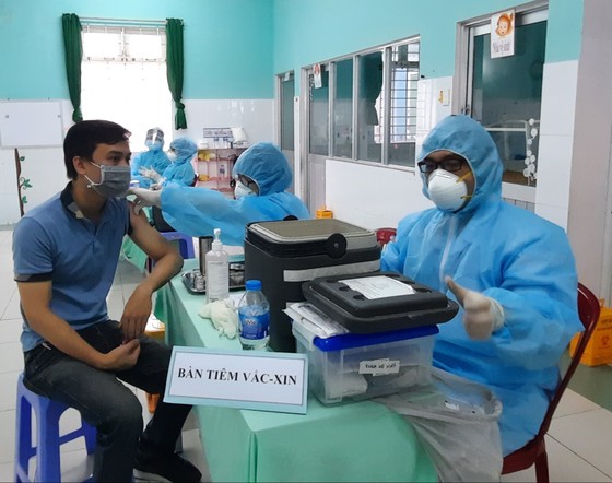 TPHCM đẩy nhanh tiến độ tiêm vaccine phòng Covid-19 theo mục tiêu đề ra ảnh 2