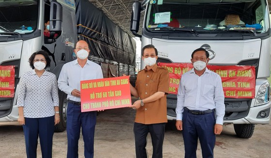 Tiếp nhận những 'Chuyến hàng nghĩa tình' của tỉnh An Giang gửi người dân TPHCM ảnh 1