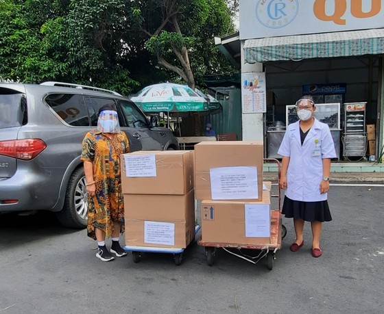 Nhiều cá nhân, doanh nghiệp hỗ trợ các bệnh viện điều trị Covid-19 ảnh 1