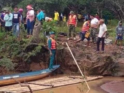 Đi câu cá, 2 người bị nước cuốn trôi ảnh 1