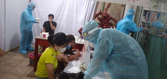Người dân Bình Phước chủ động làm xét nghiệm SARS- CoV-2 ảnh 2