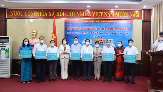 Bình Phước: Trao 10.000 điện thoại di động theo chương trình 'Sóng và máy tính cho em' ảnh 1