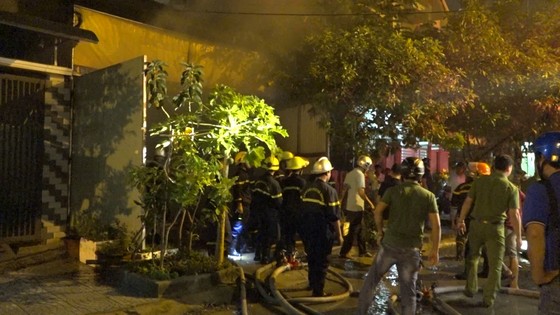 Đà Nẵng: Cháy kho hàng, hai xe tải bị thiêu trụi ảnh 1