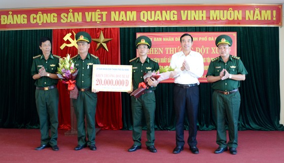Khen thưởng lực lượng Biên phòng bắt đường dây buôn ma túy xuyên quốc gia ảnh 1