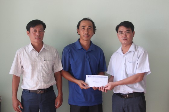 Báo SGGP trao tiền hỗ trợ gia đình chị Oanh ảnh 1