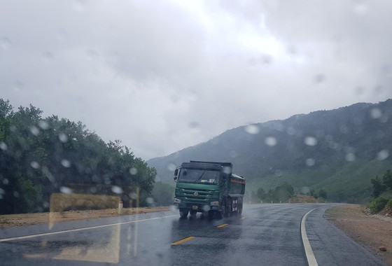Né trạm thu phí, hàng trăm ô tô chạy vào cao tốc đang thi công ảnh 2