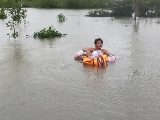 Quảng Bình: Huyện Lệ Thủy ngập sâu trong nước, người dân lên nóc nhà chờ cứu trợ ảnh 9