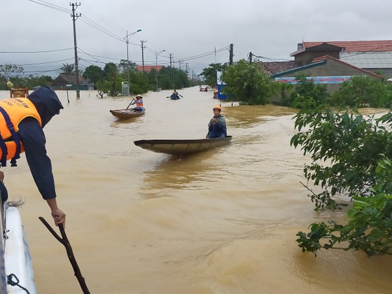 Quảng Bình: Huyện Lệ Thủy ngập sâu trong nước, người dân lên nóc nhà chờ cứu trợ ảnh 5