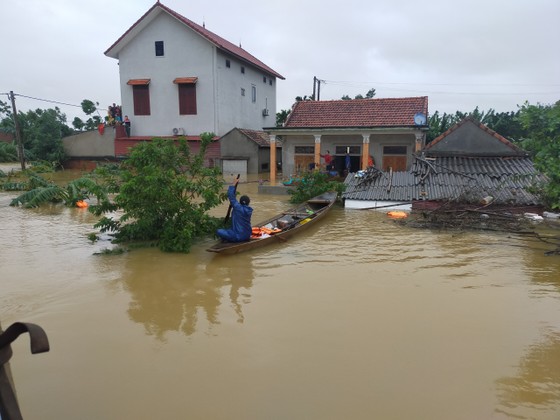 Quảng Bình: Huyện Lệ Thủy ngập sâu trong nước, người dân lên nóc nhà chờ cứu trợ ảnh 4