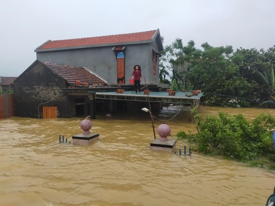 Quảng Bình: Huyện Lệ Thủy ngập sâu trong nước, người dân lên nóc nhà chờ cứu trợ ảnh 1