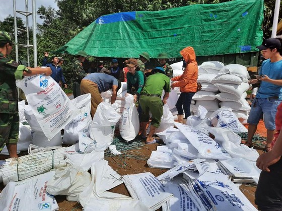 Trực thăng Mi-17 chuyển lương thực, thực phẩm tiếp tế cho người dân ở Phước Sơn (Quảng Nam) ảnh 22