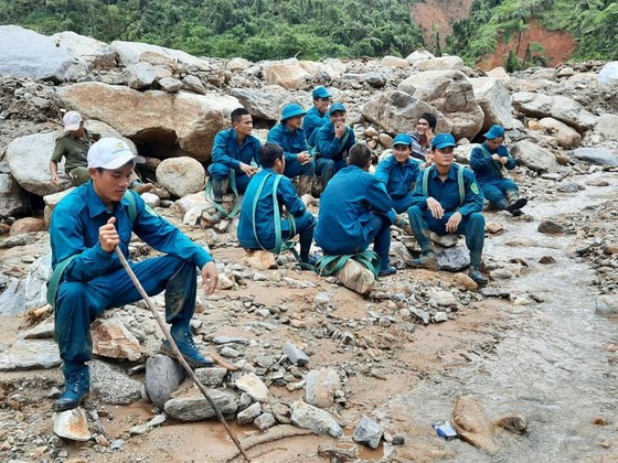 Trực thăng Mi-17 chuyển lương thực, thực phẩm tiếp tế cho người dân ở Phước Sơn (Quảng Nam) ảnh 24