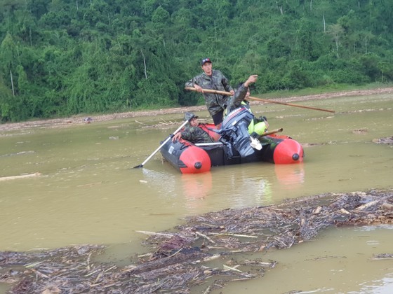 Trực thăng Mi-17 chuyển lương thực, thực phẩm tiếp tế cho người dân ở Phước Sơn (Quảng Nam) ảnh 8