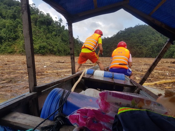 Trực thăng Mi-17 chuyển lương thực, thực phẩm tiếp tế cho người dân ở Phước Sơn (Quảng Nam) ảnh 10