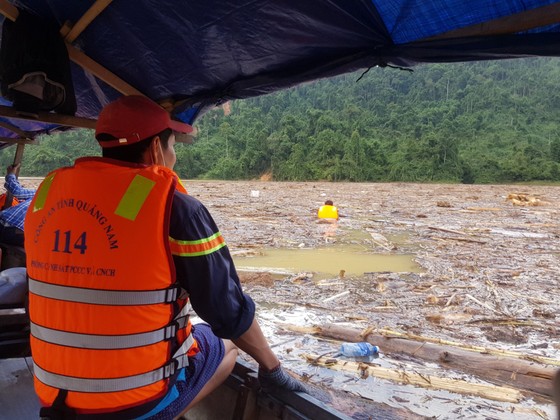 Trực thăng Mi-17 chuyển lương thực, thực phẩm tiếp tế cho người dân ở Phước Sơn (Quảng Nam) ảnh 11