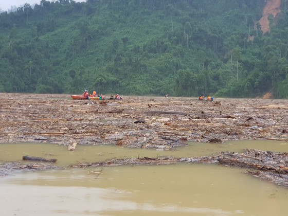 Trực thăng Mi-17 chuyển lương thực, thực phẩm tiếp tế cho người dân ở Phước Sơn (Quảng Nam) ảnh 2
