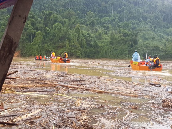 Trực thăng Mi-17 chuyển lương thực, thực phẩm tiếp tế cho người dân ở Phước Sơn (Quảng Nam) ảnh 3