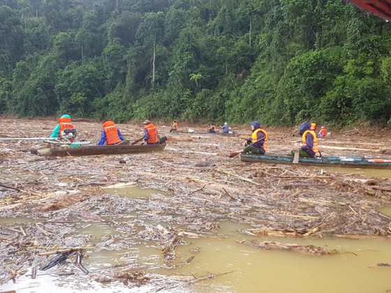 Trực thăng Mi-17 chuyển lương thực, thực phẩm tiếp tế cho người dân ở Phước Sơn (Quảng Nam) ảnh 5