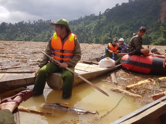 Trực thăng Mi-17 chuyển lương thực, thực phẩm tiếp tế cho người dân ở Phước Sơn (Quảng Nam) ảnh 6