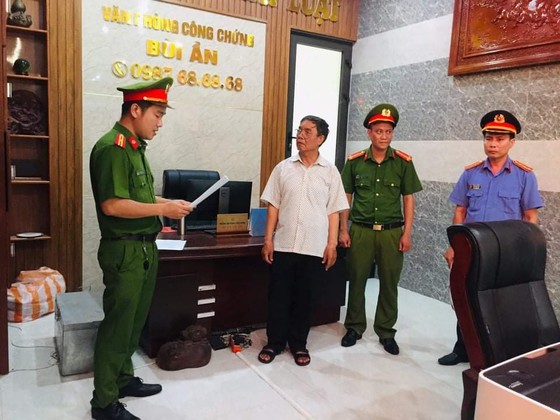 Bắt tạm giam trưởng phòng công chứng liên quan vụ làm giả sổ đỏ ảnh 1