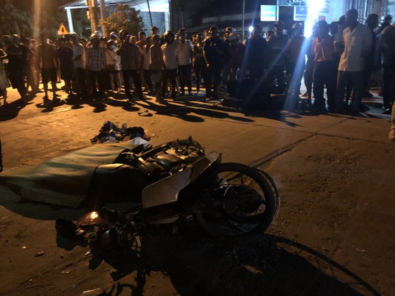 Ô tô tông liên tiếp nhiều xe máy, 2 người chết, 3 người bị thương ảnh 2