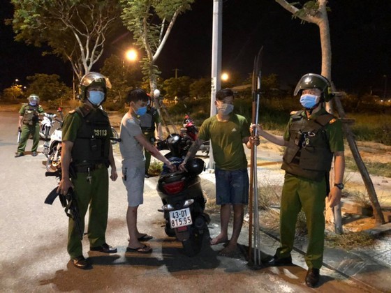 Nổ súng trấn áp hai thanh niên đem dao phóng đi đánh nhau ảnh 1