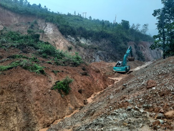 Một số tỉnh miền Trung bị sạt lở, ngập cục bộ, chia cắt giao thông do mưa lớn ảnh 3