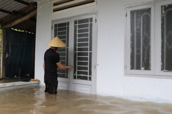 Quảng Nam cho học sinh nghỉ học do mưa lớn, nước tràn Quốc lộ 1A ảnh 2