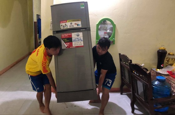 Quảng Nam: TP Tam Kỳ ngập lụt nặng có nơi trên 1,5m, Quốc lộ 1A ách tắc ảnh 2