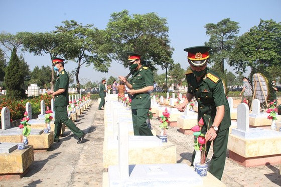 Quảng Trị: Tiếp nhận và an táng hài cốt liệt sĩ là quân tình nguyện, chuyên gia Việt Nam hy sinh tại Lào ảnh 11