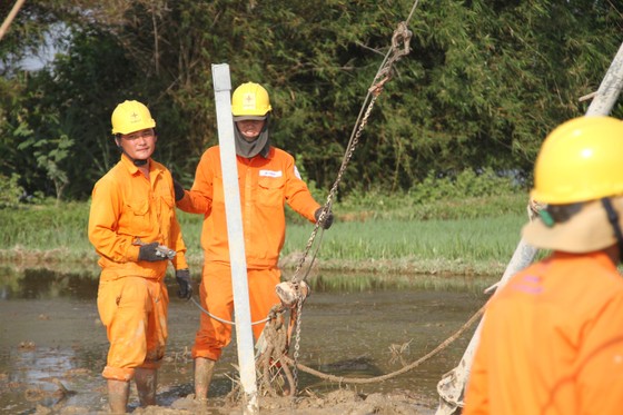 Cột điện ngã đổ khiến một người tử vong ảnh 1