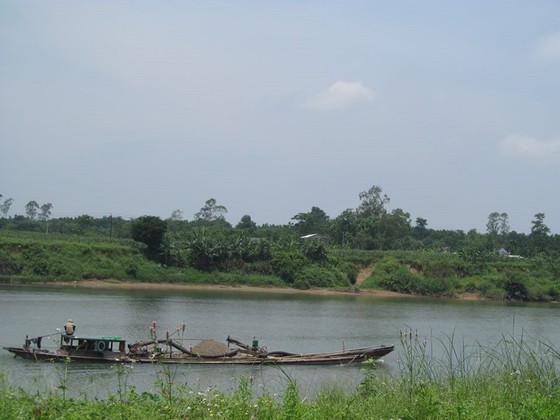 Tàu chở cát chìm trên sông Thạch Hãn, một người tử vong ảnh 1