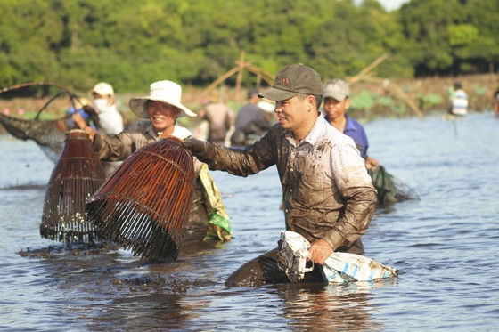 Hàng trăm người reo hò, lội bùn bắt cá cầu may ảnh 7