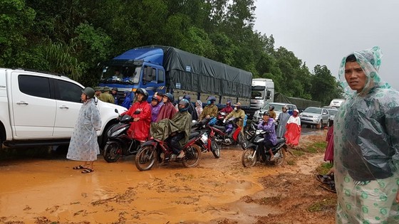 Quảng Nam sạt lở nghiêm trọng, Quốc lộ 9 qua Quảng Trị bị ùn tắc ảnh 8