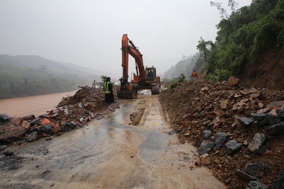 Quảng Nam sạt lở nghiêm trọng, Quốc lộ 9 qua Quảng Trị bị ùn tắc ảnh 10
