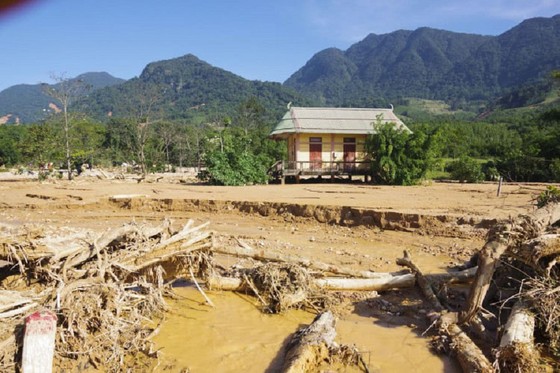 Hướng Việt tan hoang sau lũ, 2 lần tiếp tế khẩn cấp bằng trực thăng ảnh 7
