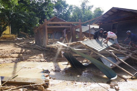 Hướng Việt tan hoang sau lũ, 2 lần tiếp tế khẩn cấp bằng trực thăng ảnh 6