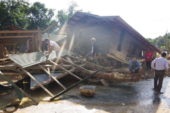 Hướng Việt tan hoang sau lũ, 2 lần tiếp tế khẩn cấp bằng trực thăng ảnh 2