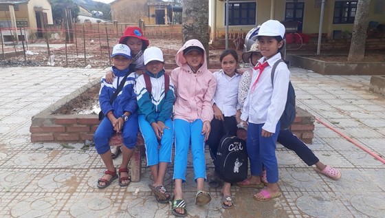 Sau một tháng trường ngập sâu trong bùn đất, học sinh xã Hướng Việt đi học trở lại ảnh 1